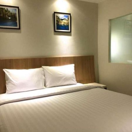 Hart Hotel Arjuna Матарам Екстериор снимка