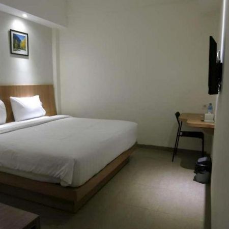 Hart Hotel Arjuna Матарам Екстериор снимка