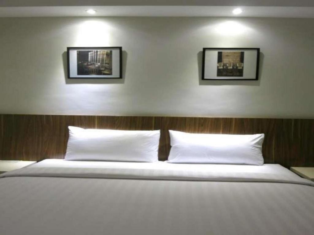 Hart Hotel Arjuna Матарам Екстериор снимка