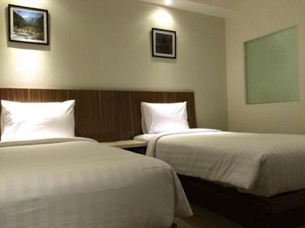 Hart Hotel Arjuna Матарам Екстериор снимка