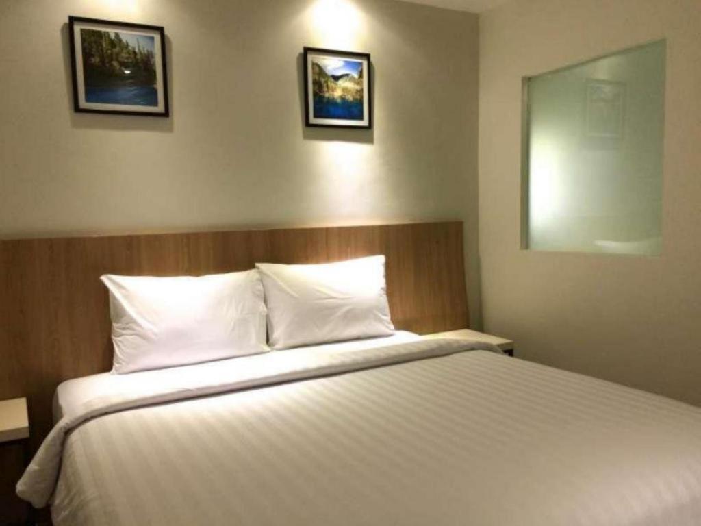 Hart Hotel Arjuna Матарам Екстериор снимка