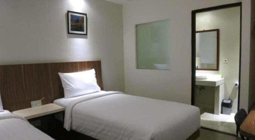 Hart Hotel Arjuna Матарам Екстериор снимка