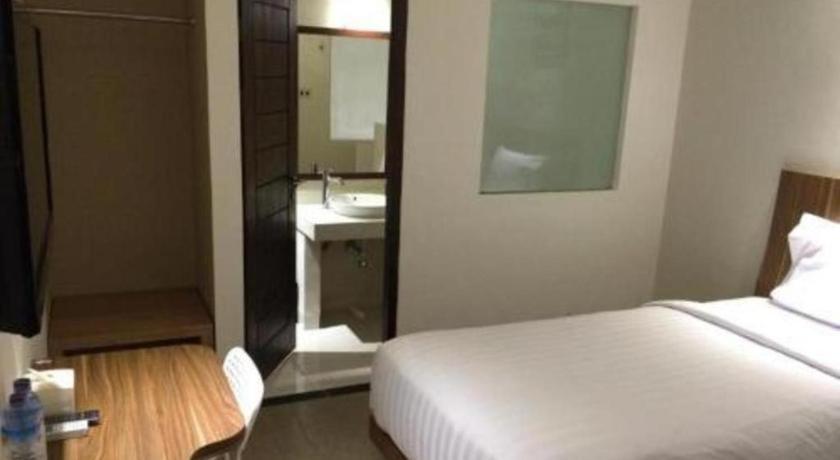 Hart Hotel Arjuna Матарам Екстериор снимка