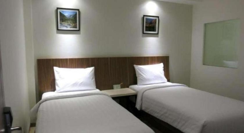 Hart Hotel Arjuna Матарам Екстериор снимка