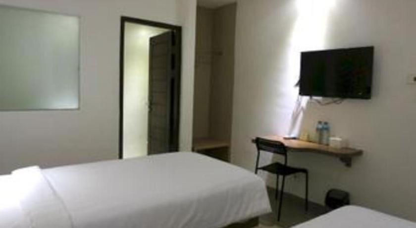 Hart Hotel Arjuna Матарам Екстериор снимка