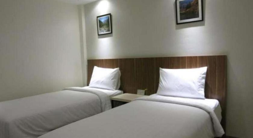 Hart Hotel Arjuna Матарам Екстериор снимка