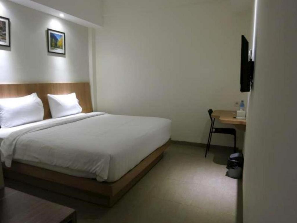 Hart Hotel Arjuna Матарам Екстериор снимка
