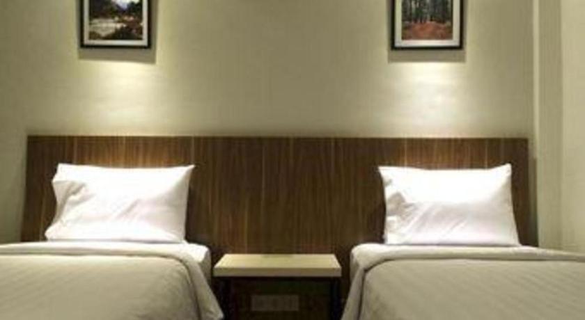Hart Hotel Arjuna Матарам Екстериор снимка