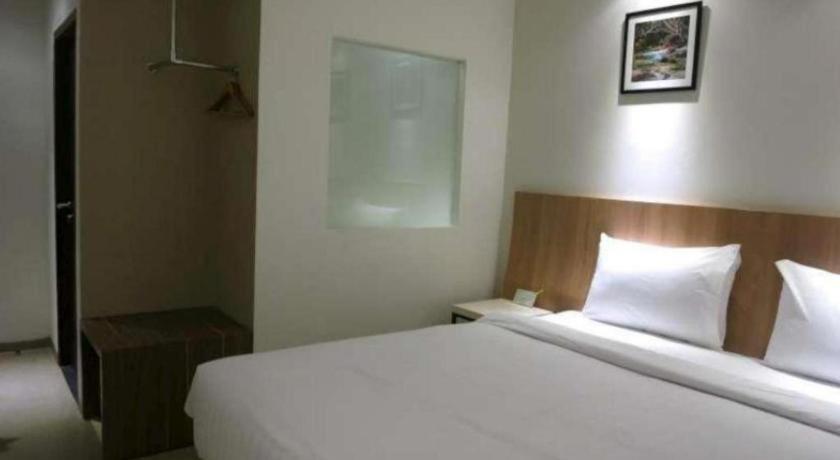 Hart Hotel Arjuna Матарам Екстериор снимка