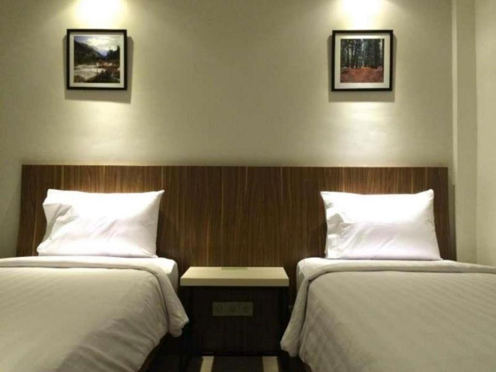 Hart Hotel Arjuna Матарам Екстериор снимка