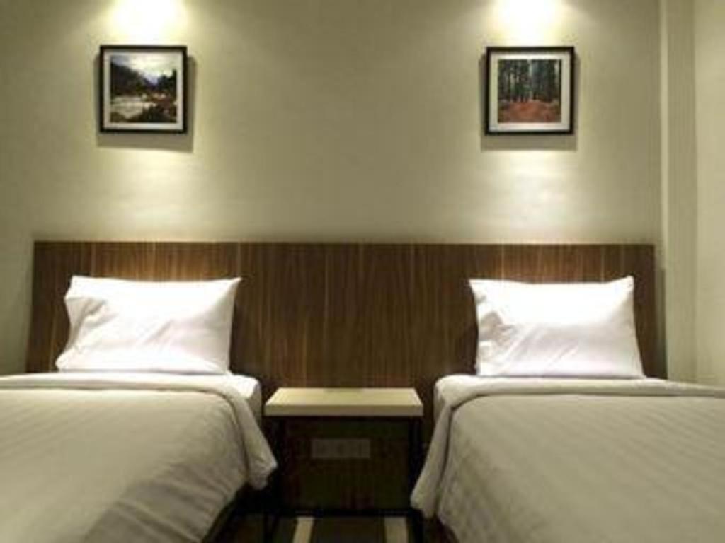 Hart Hotel Arjuna Матарам Екстериор снимка