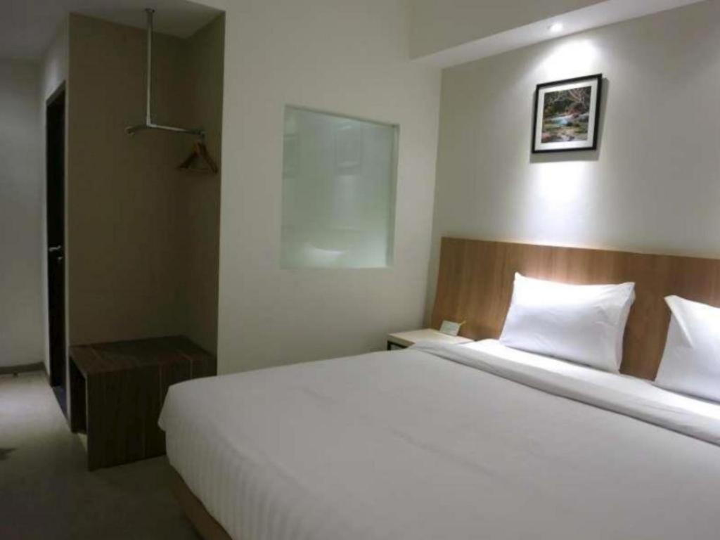 Hart Hotel Arjuna Матарам Екстериор снимка