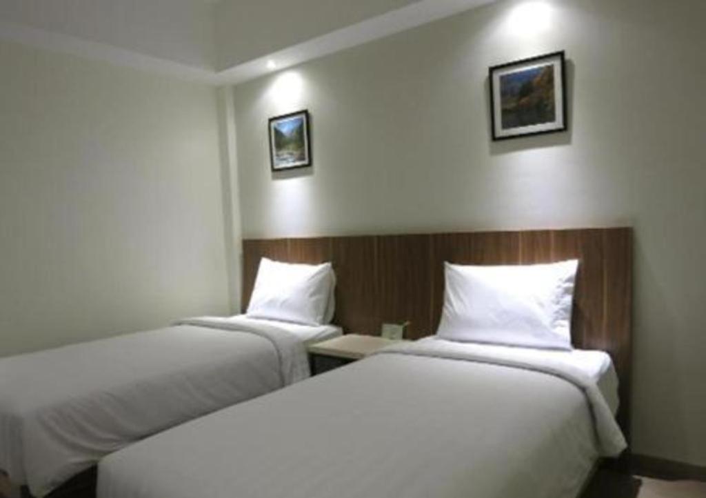 Hart Hotel Arjuna Матарам Екстериор снимка