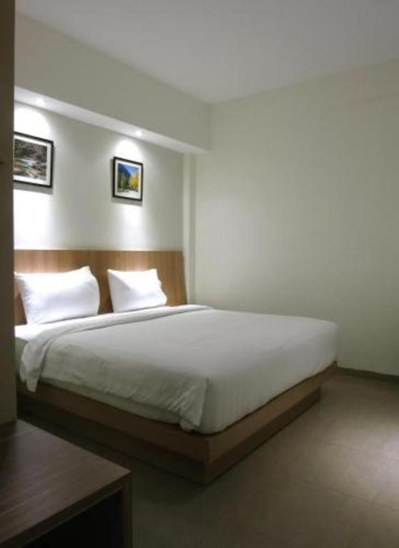 Hart Hotel Arjuna Матарам Екстериор снимка