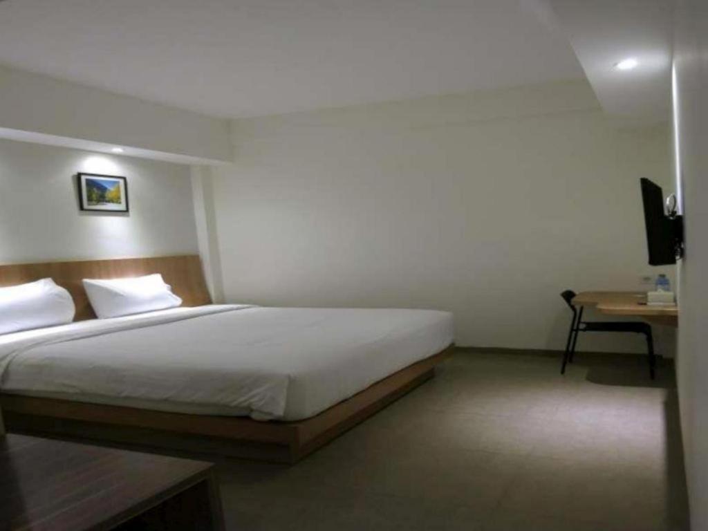 Hart Hotel Arjuna Матарам Екстериор снимка