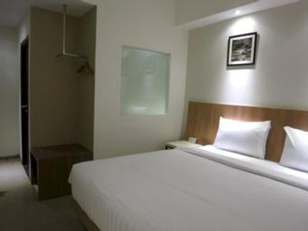 Hart Hotel Arjuna Матарам Екстериор снимка