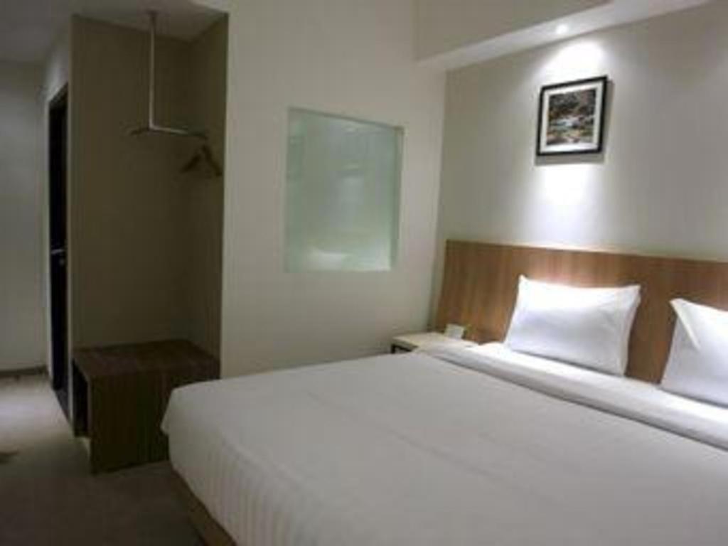 Hart Hotel Arjuna Матарам Екстериор снимка