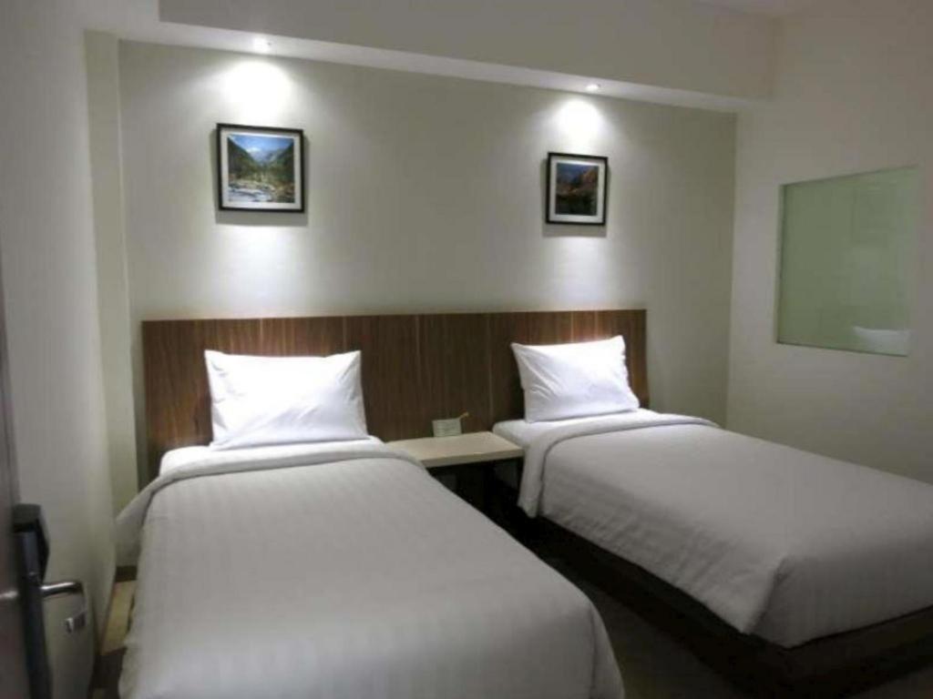 Hart Hotel Arjuna Матарам Екстериор снимка