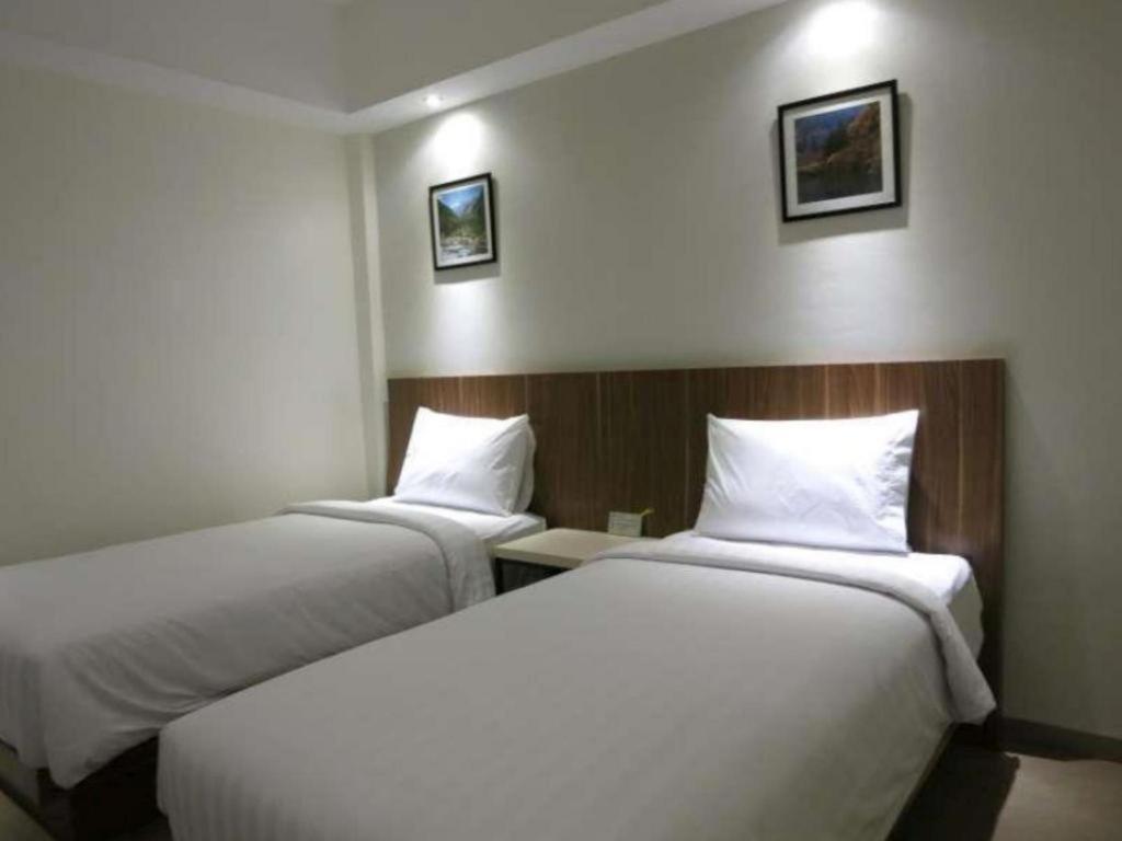 Hart Hotel Arjuna Матарам Екстериор снимка