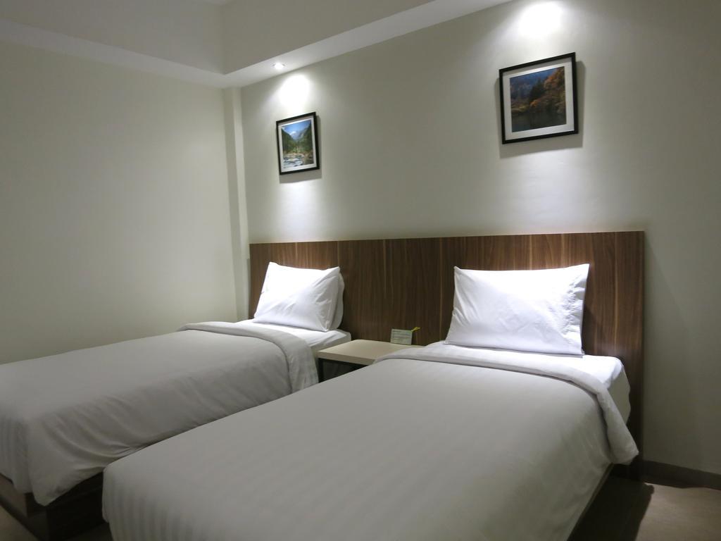 Hart Hotel Arjuna Матарам Стая снимка