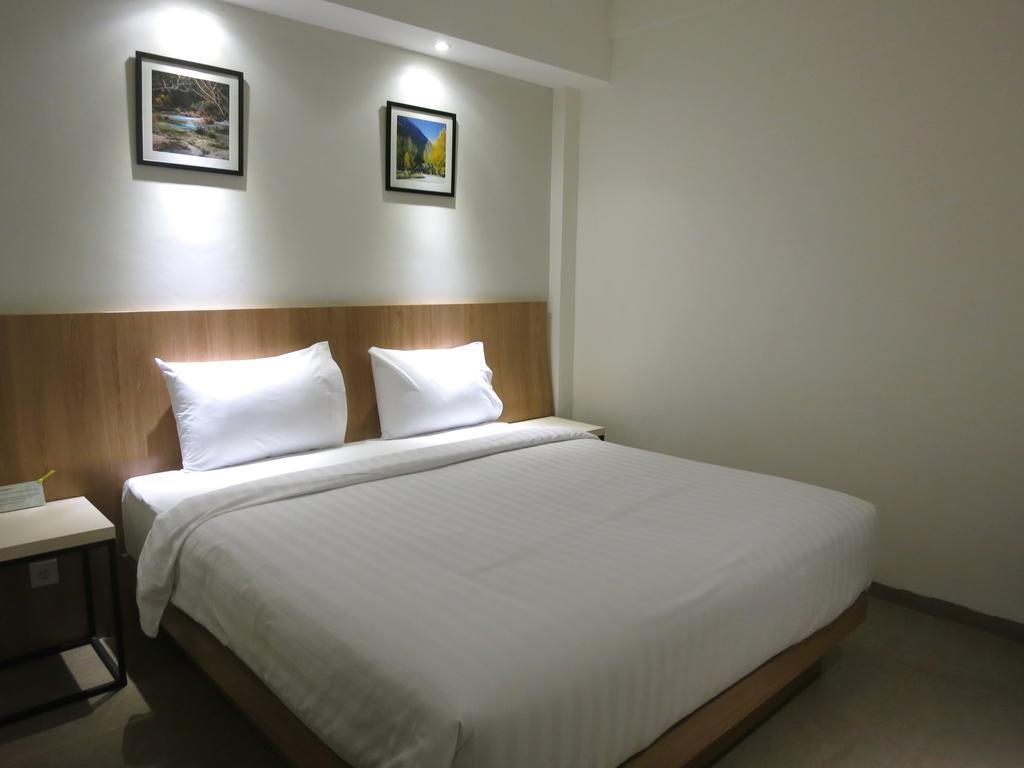 Hart Hotel Arjuna Матарам Стая снимка