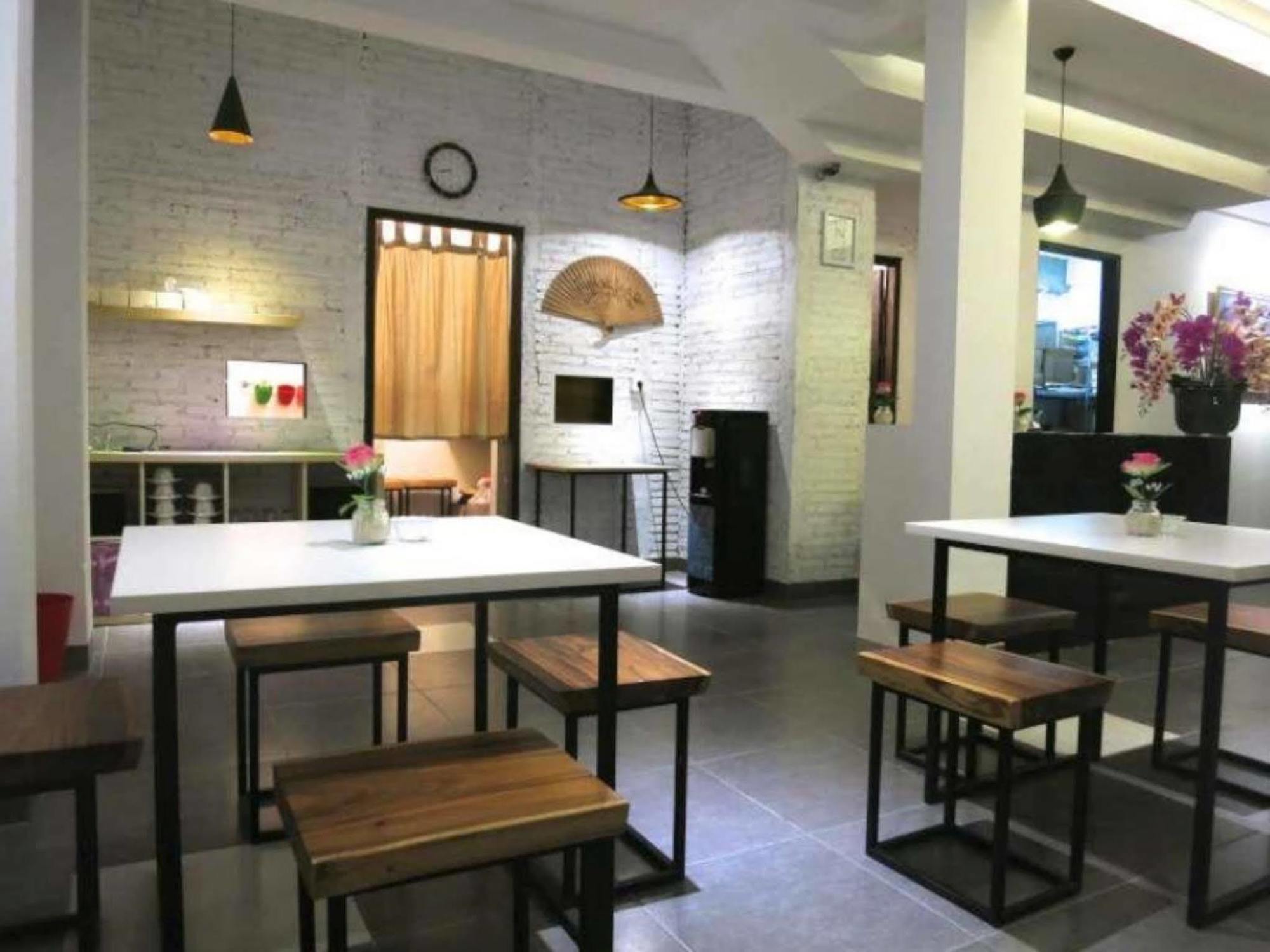Hart Hotel Arjuna Матарам Екстериор снимка